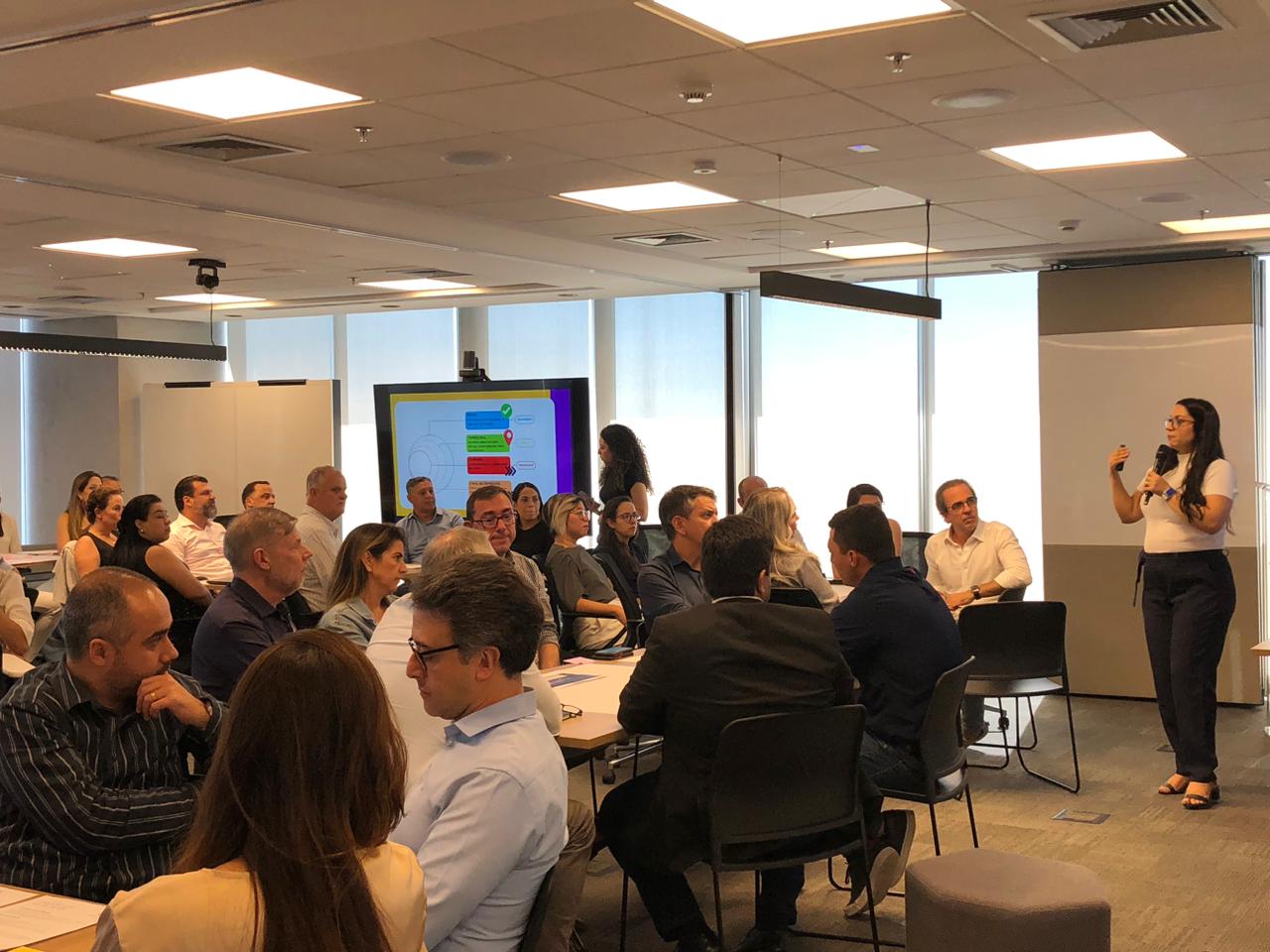 Facilitadora conduzindo reunião estratégica
