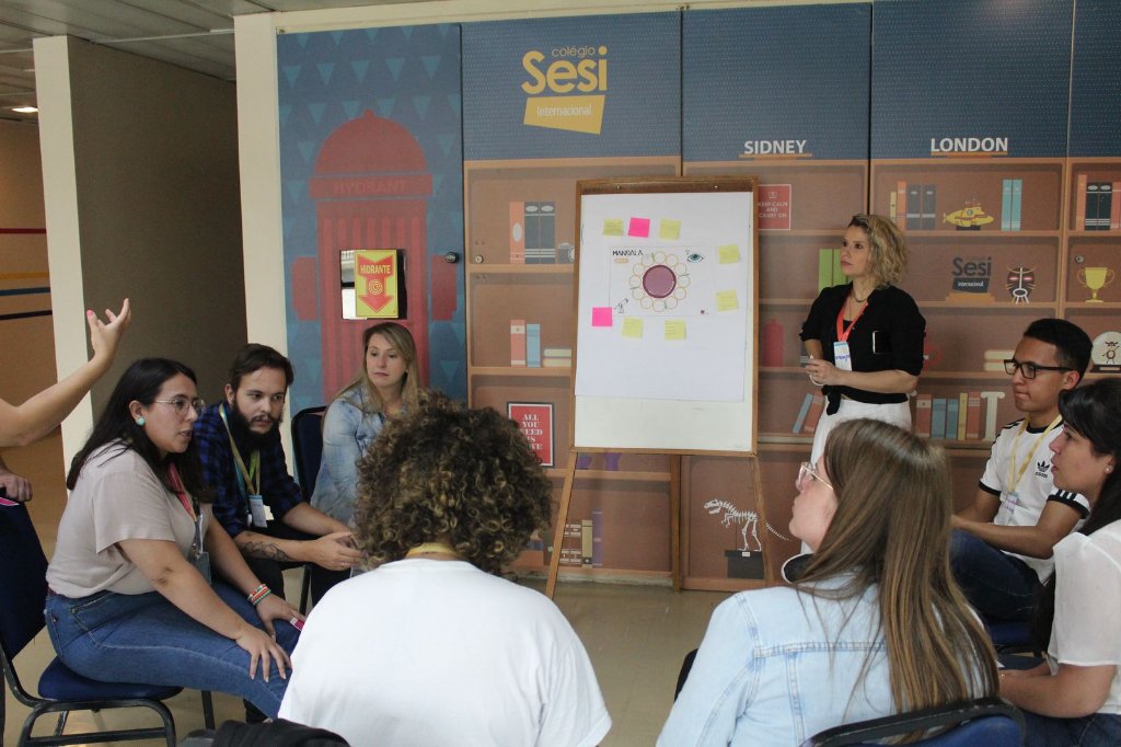 A reunião acontece toda semana — e não avança